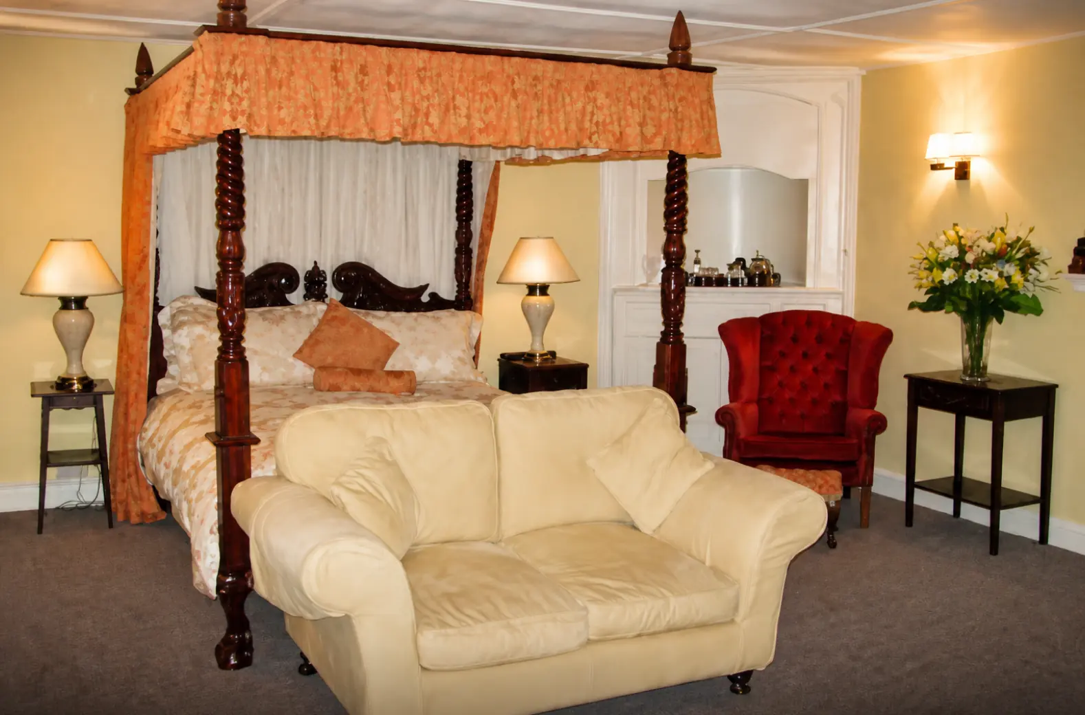 Superior king room with a four-poster bed and seating area